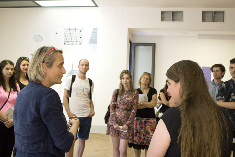 Komentovaná prohlídka výstavy s V. Chalánkovou a T. Petiškovou (foto: L. Sedláčková)